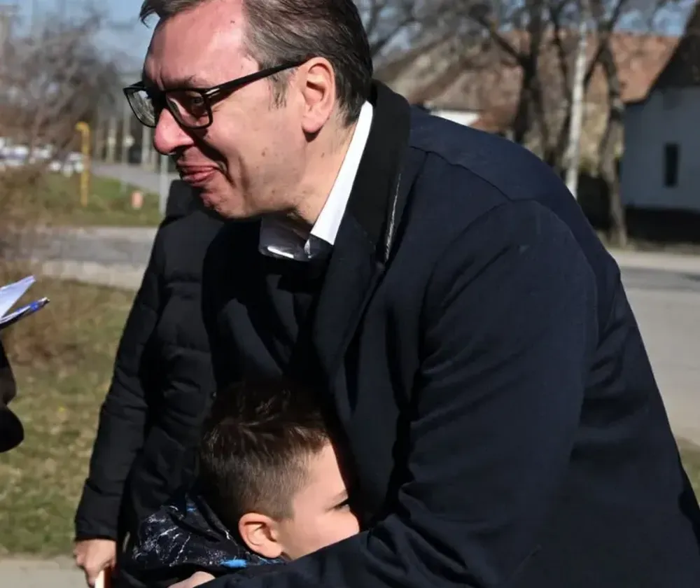 A homokrévi (Mokrin) illetőségű Dragan 7 éves, azt írta nekem, hogy "ő lesz a következő elnök. Hozzátette, hogy sikeresebb lesz nálam." - írta Vučić  az Instagramon. Az azonban a bejegyzésből nem derült ki, hogy addig Vučić marad Szerbia államfője, amíg Dragan nem éri el az elnöki kort, vagy két év múlva máris beiktatják, vagy esetleg,  netalán Dragan Vajdaság elnöke lesz? (Forrás: szerb elnöki Instagram)