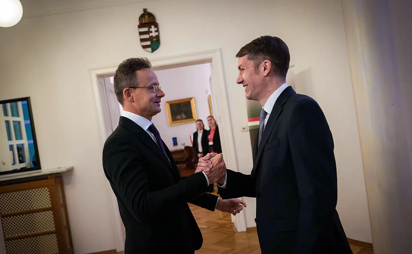 Szijjártó szerint Oroszország regionális realitás 3 A kiváló magyar-szerb kapcsolatokban a vajdasági magyar közösség jelenti az erőforrást - írta Szijjártó a Facebookon, ahol megjegyezte: Büszkék vagyunk arra, hogy a VMSZ hozzájárul a szerb kormányzati munka sikeréhez és büszkék vagyunk arra, hogy a VMSZ politikusainak teljesítményét a szerb többségi nemzet részéről is elismerés övezi