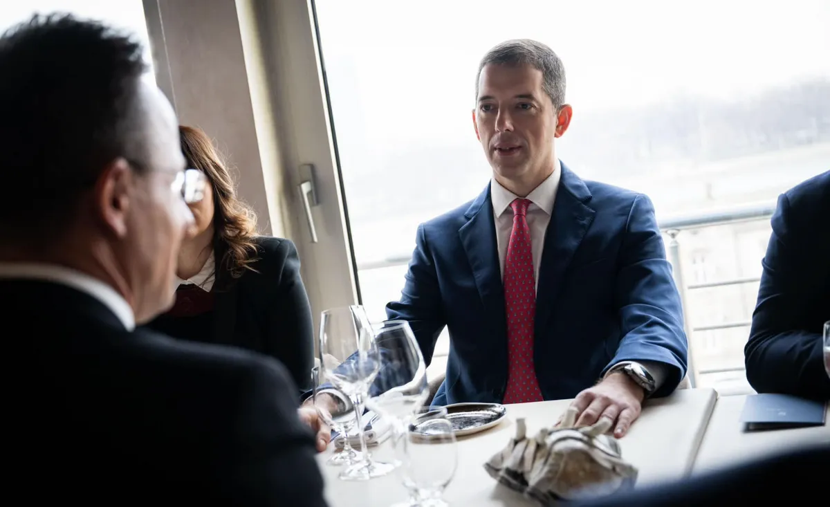 Szijjártó szerint Oroszország regionális realitás 2 A magyar külügyminiszter szerb kollégájával, Marko Đurićtyal is találkozott Belgrádban. Ezzel kapcsolatban a következőket írta a Facebookon: Az új világpolitikai realitás kedvező Magyarország és Szerbia számára is, hiszen az új világrendben a szuverenista, patrióta, konzervatív politikai megközelítés jelezi a mainstreamet.
Ugyanakkor azzal is tisztában kell lennünk, hogy a baloldali liberális támadássorozat folytatódik, csak azt most már nem Washingtonból, hanem Brüsszelből koordinálják.
Nekünk az az érdekünk, hogy Szerbia stabil maradjon, mert az a stabilitás segíti a kétoldalú kapcsolatok további fejlesztését, és ez a stabilitás jó a vajdasági magyaroknak is.
Érdekünk, hogy Szerbia minél előbb az Európai Unió tagja legyen, a szerbekkel nagyszerű dolgokat csináltunk eddig közösen, és még nagyszerűbbeket fogunk csinálni a jövőben.