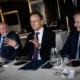 Szerbiában járt Szijjártó Péter, aki elsősorban energiaipari és csatlakozási kérdésekről tárgyalt, miközben az országban tüntetések folynak. Érdemes megjegyezni, hogy a megmozdulások résztvevőinél egyetlen uniós zászlót sem látni, de oroszt sem nagyon