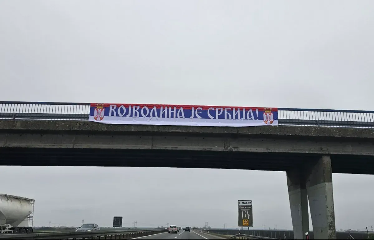 Belgrádban minden felüljárót egy "Vajdaság Szerbia" feliratú transzparens díszített, de ilyen transzparensek voltak országos szinten, például a Kragujevacba vezető útvonalon is