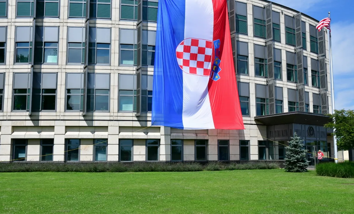 Az amerikai nagykövetség a Jefferson utca elején, ez csak a bejárat