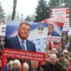 Az önteltség csimborasszója: a transzparens felirata szerint "a nép szereti az elnökét, a drága Isten óvja Milorad Dodikot (Forrás: X Platform, Milorad Dodik)