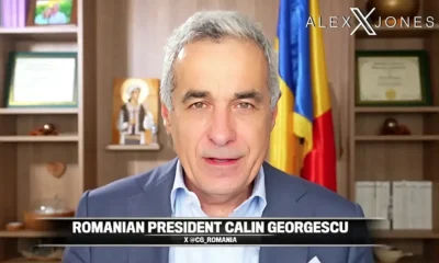 Az Alex Jonesnak adott interjúban Călin Georgescut úgy feliratozták, mint Románia elnökét