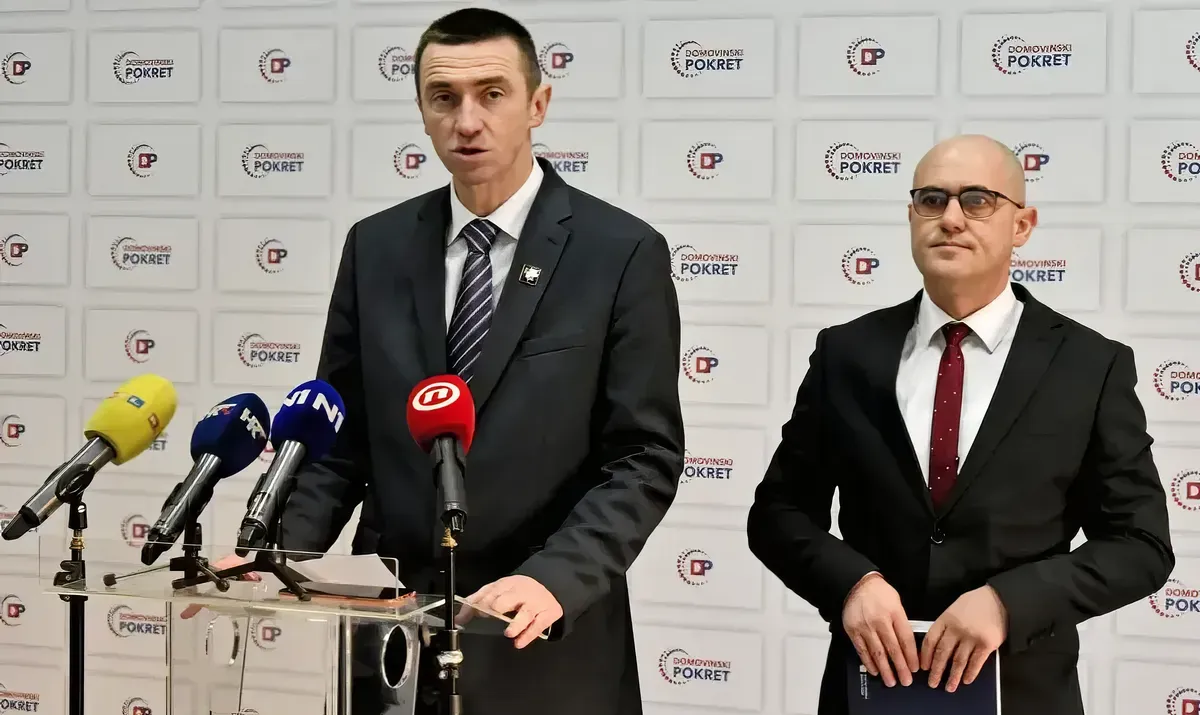 Kalasnyikovval a kukoricásban, avagy a szlavón Rambo 3 Hazafias duó, balról a pártelnök, Ivan Penava, jobbról Josip Rambo, akit Josip Dabróként anyakönyveztek