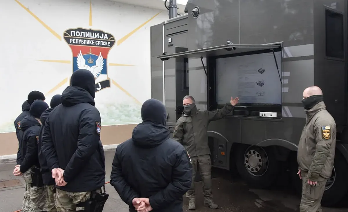 A TEK-esek civilként érkeztek, mégis egyenruhában tűntek fel 3 A jármű mobil hadműveleti központként szolgál