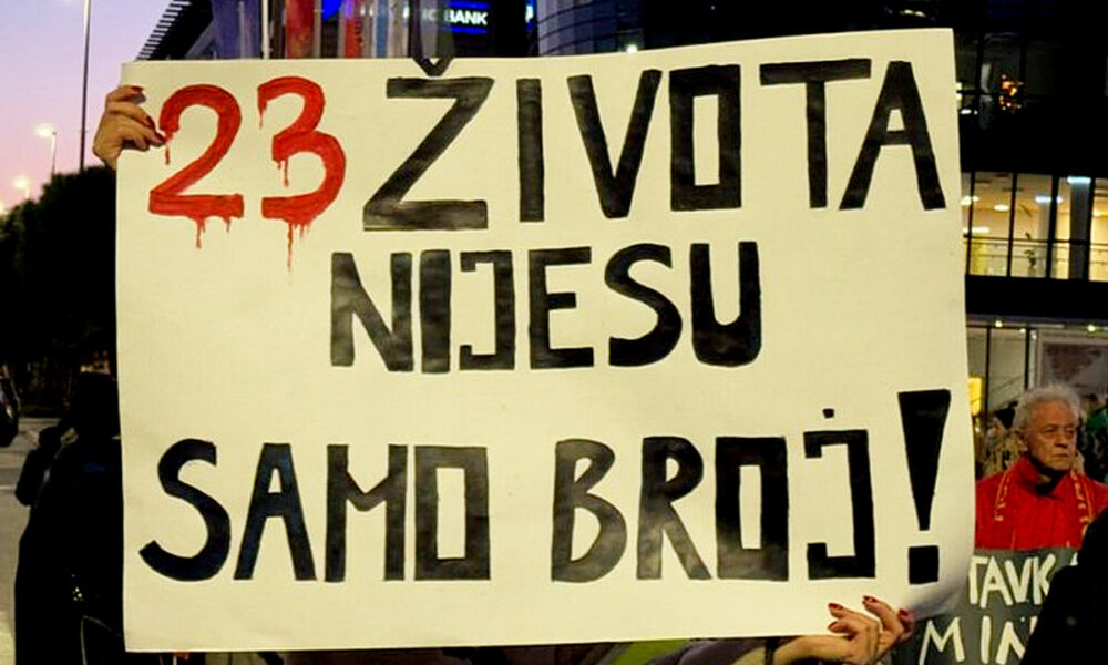 Egy felirat a tegnap esti tüntetésről: huszonhárom élet nemcsak egy szám