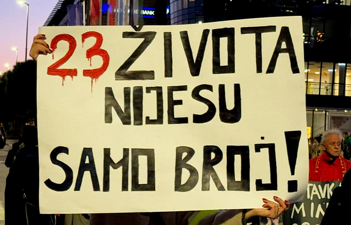 Egy felirat a tegnap esti tüntetésről: huszonhárom élet nemcsak egy szám