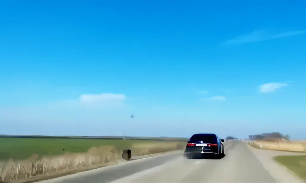Búcsút mondott a balhátsó kerék/gumiabroncs a szerb elnök autójának