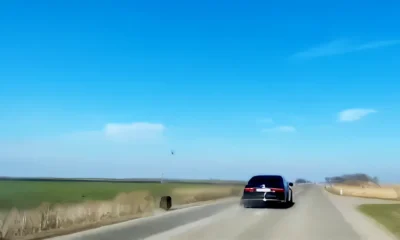 Búcsút mondott a balhátsó kerék/gumiabroncs a szerb elnök autójának