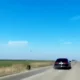 Búcsút mondott a balhátsó kerék/gumiabroncs a szerb elnök autójának