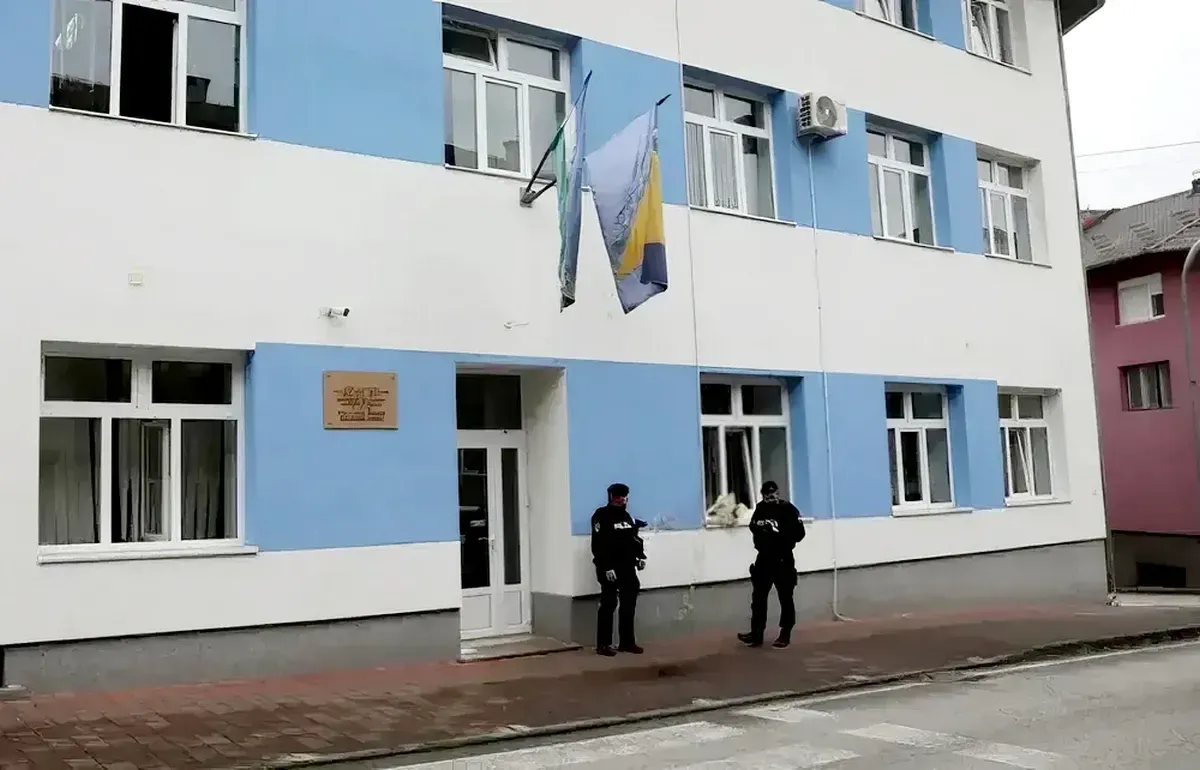 Gerillatábort vezetett egy orosz kém Boszniában(?) 3 Rendőrörs Bosanska Krupában, ahol egy orosz ügynököt letartóztattak, és nemrégiben kiadtak Lengyelországnak. Ugyanezen a rendőrörsön egy fiatalkorú támadó leszúrt egy rendőrt, akkor azt vizsgálták, hogy a támadó kapcsolatban állt-e az iszlám szélsőségesekkel