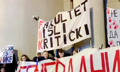 Az egyetem kritikusan gondolkodik - olvasható a transzparensen