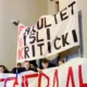 Az egyetem kritikusan gondolkodik - olvasható a transzparensen