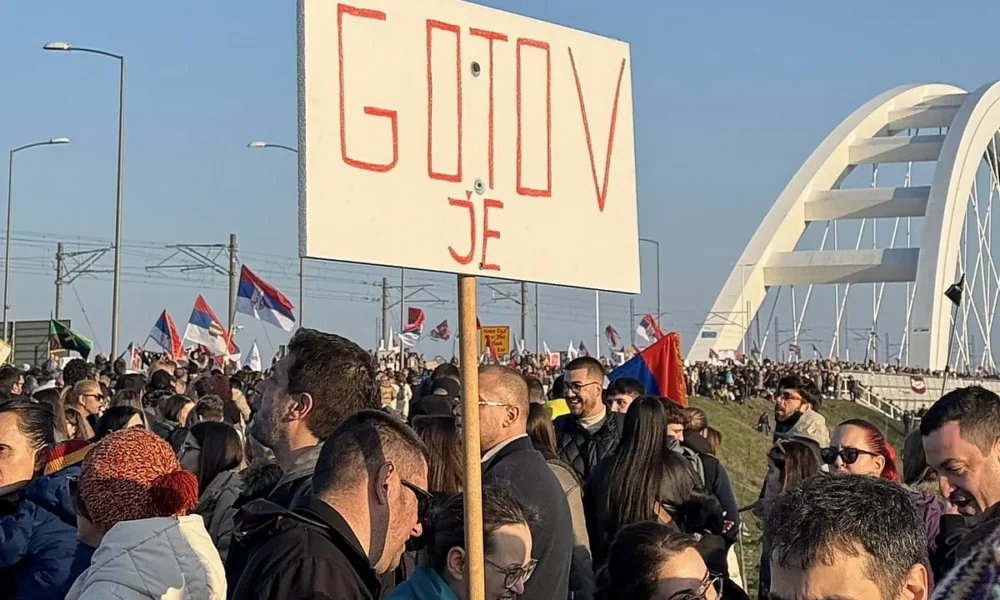 A kilencvenes éveket idézi ez a felirat (Vége van!) Ez volt a Slobodan Milošević elleni tüntetések jelszava. Még nincs vége, de könnyen vége lehet!