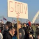 A kilencvenes éveket idézi ez a felirat (Vége van!) Ez volt a Slobodan Milošević elleni tüntetések jelszava. Még nincs vége, de könnyen vége lehet!