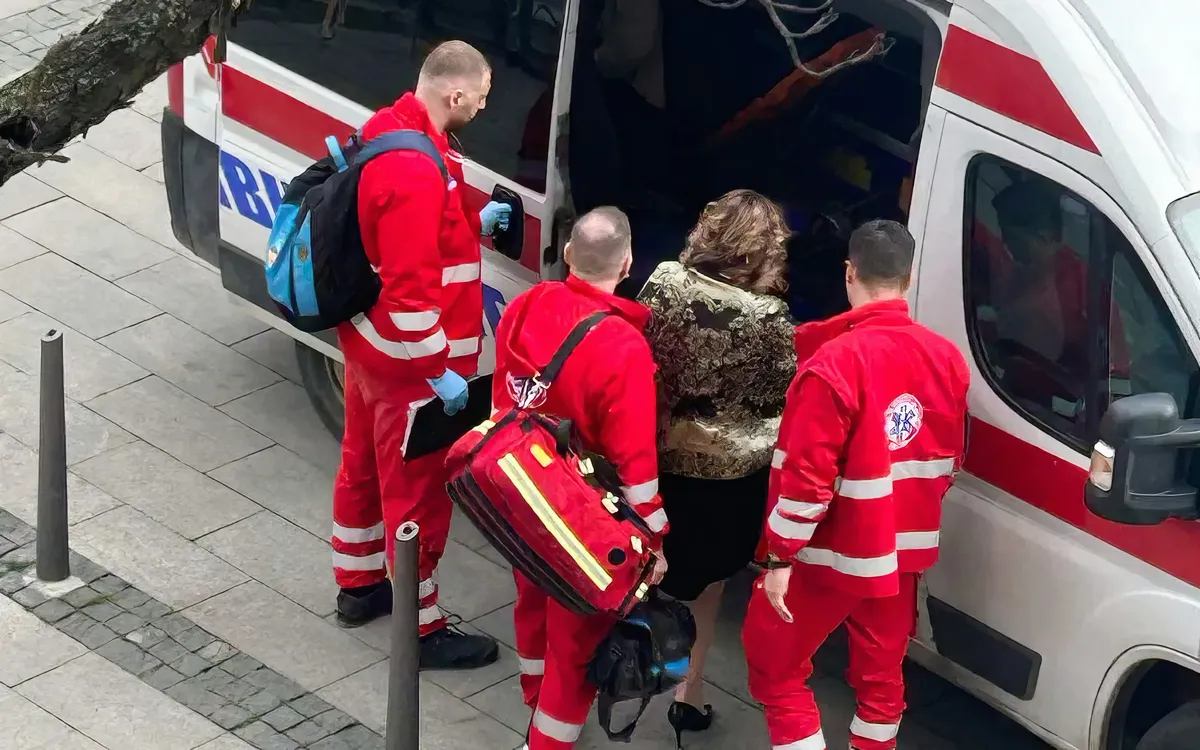 Duzzadó tanársztrájk Szerbiában 2 Az Ötödik belgrádi gimnázium tanárai és diákjai kikísérték az iskolából a minisztérium által rájuk tukmált igazgatónőt, aki ettől rosszul lett és mentőt kellett hozzá hívni. Slavica Đukić Dejanović oktatási miniszter -szocialista káder - lincshangulatról beszélt, és elítélte a "támadást"