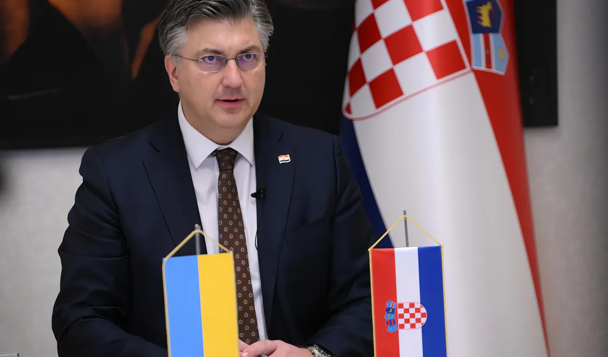Két zászló szolgája: Az X platformon Plenkovic miniszterelnök azt írta, hogy Horvátország az Ukrajna melletti elvi támogatását folytatva idén is megszavazott egy határozatot az ENSZ közgyűlésében az átfogó, igazságos és tartós békéről Ukrajnában, amelynek Horvátország és számos más ország a társszerzője volt