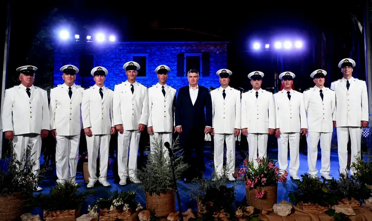 A Horvát Haditengerészet Szent György klapája Zoran Milanovic Társaságában