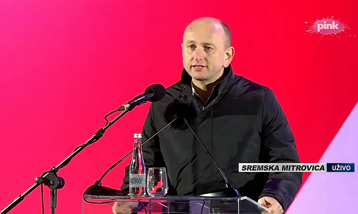 Külföldről importált demonstrálókkal fogadtatta el Vučić a Vajdasági Deklarációt 3 Milan Knežević montenegrói szerb politikus azt javasolta, hogy egyszer mindannyian közösen zarándokoljanak el Prizren szent városába, ahol közösen látogatják meg az ottani szerb kolostorokat
