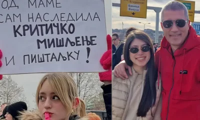 Anyától örököltem a kritikus gondolkodást és a sípot - hirdeti ez a lány a transzparensén