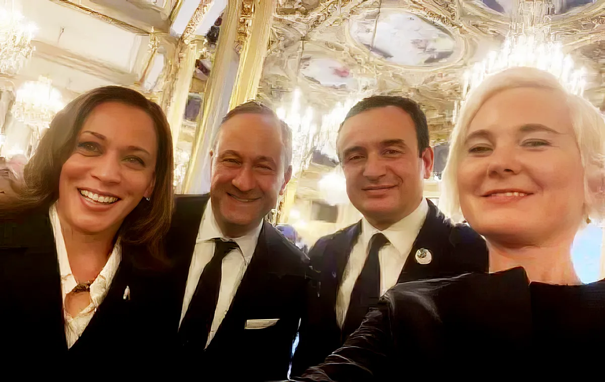 Megismétli-e az Önrendelkezés a 2021-es fölényes győzelmét? 3 Kurti inkább a demokraták felé húzott, Kamala Harris a férjével, és Kurti a feleségével, de fotózkodott Kamala Harris társaságában Vjosa Osmani koszovói elnök is (Forrás: X platform)