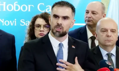 Žarko Mićin (középen) szerint meg kell neki adni az esélyt, és nem érdemelte meg, hogy az ellenzék így viselkedjen vele szemben! Ez hangzott el a "rendőrpajzsok" segítségével történt megválasztását követően tartott sajtótájékoztatóján