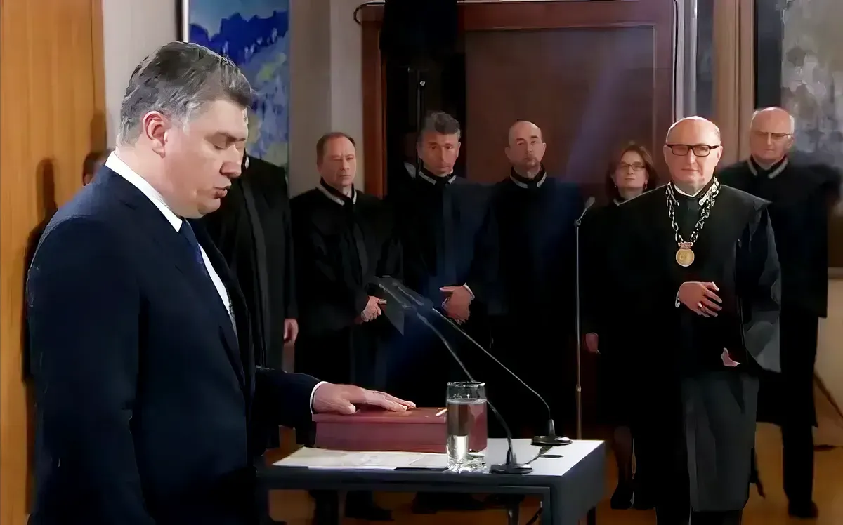 A horvát köztársasági elnök 2020-ban, amikor kezét az alkotmányra helyezve tette le a hivatali esküt