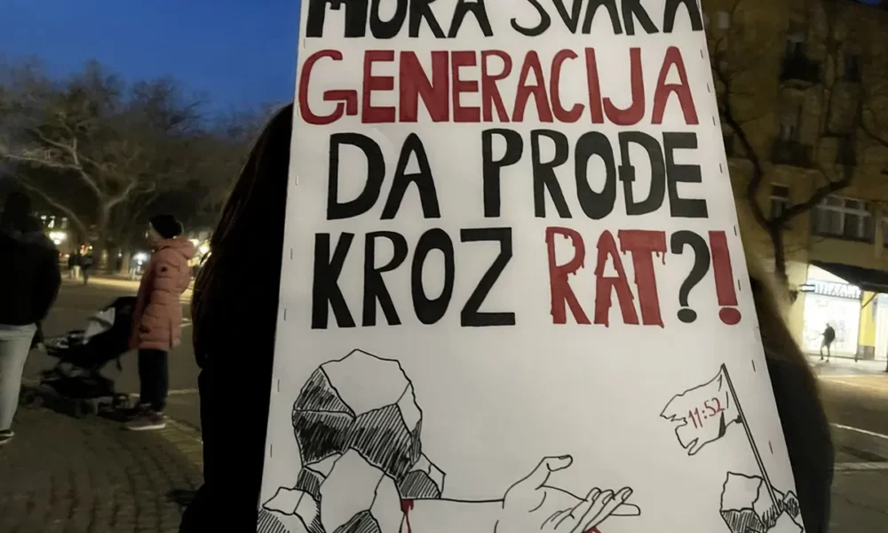 SZERBIAI TANÁRSZTRÁJK: Egy szabadkai transzparensen az a kérdés olvasható, hogy "muszáj-e minden generációnak háborún átesnie?
