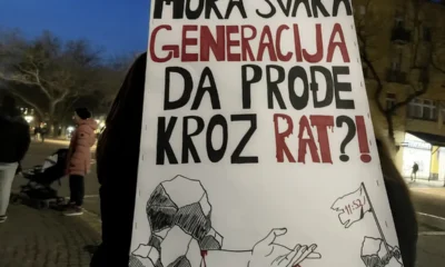 SZERBIAI TANÁRSZTRÁJK: Egy szabadkai transzparensen az a kérdés olvasható, hogy "muszáj-e minden generációnak háborún átesnie?
