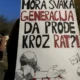 SZERBIAI TANÁRSZTRÁJK: Egy szabadkai transzparensen az a kérdés olvasható, hogy "muszáj-e minden generációnak háborún átesnie?