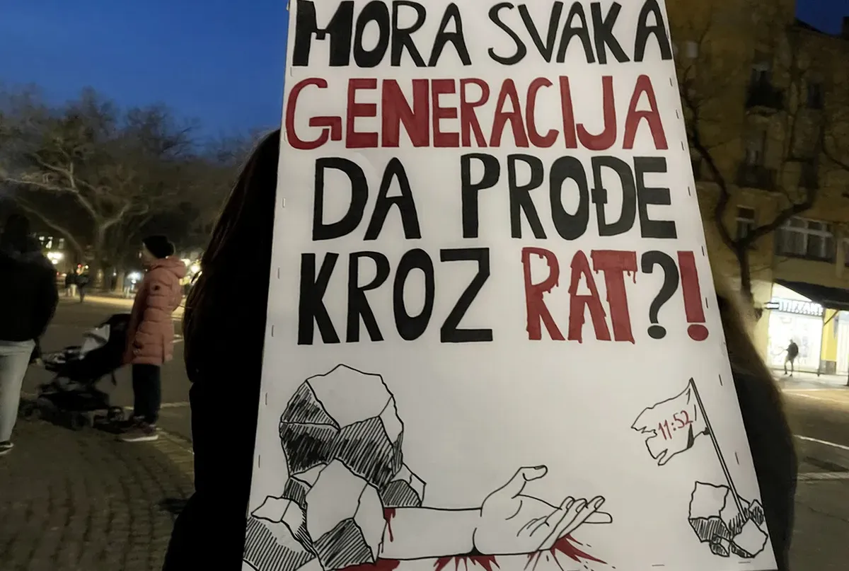 SZERBIAI TANÁRSZTRÁJK: Egy szabadkai transzparensen az a kérdés olvasható, hogy "muszáj-e minden generációnak háborún átesnie?