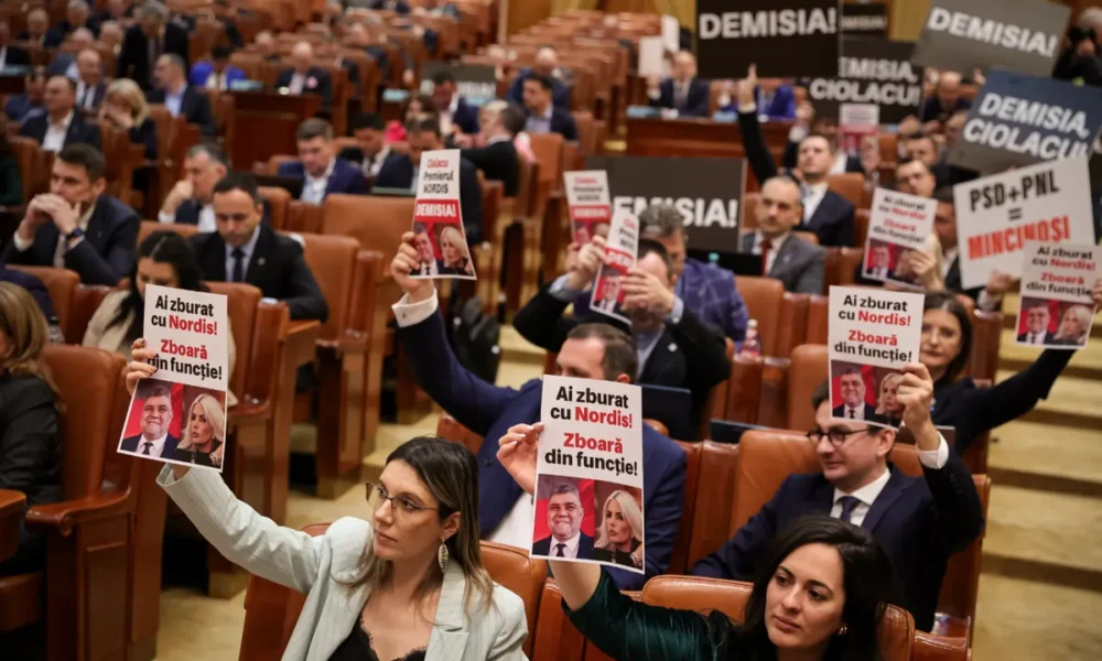 "Lemondás!", "Ciolacu, mondj le!", "Nordisszal repültél! Repülj a tisztségedből is!", "Ciolacu, a Nordis miniszterelnöke, mondjon le!", "PSD + PNL = Hazugok". Ilyen üzenetek várták szerdán a parlamentben a román miniszterelnököt