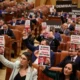 "Lemondás!", "Ciolacu, mondj le!", "Nordisszal repültél! Repülj a tisztségedből is!", "Ciolacu, a Nordis miniszterelnöke, mondjon le!", "PSD + PNL = Hazugok". Ilyen üzenetek várták szerdán a parlamentben a román miniszterelnököt