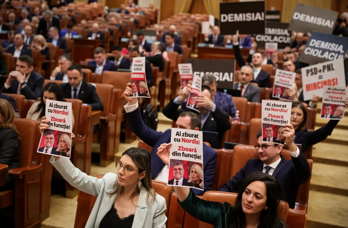 "Lemondás!", "Ciolacu, mondj le!", "Nordisszal repültél! Repülj a tisztségedből is!", "Ciolacu, a Nordis miniszterelnöke, mondjon le!", "PSD + PNL = Hazugok". Ilyen üzenetek várták szerdán a parlamentben a román miniszterelnököt