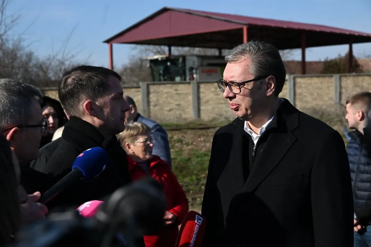 Pásztor Bálint szűkszavú bejegyzése a Facebookon: Aleksandar Vučić köztársasági elnök ma Csókára, Adára, Moholra, Törökkanizsára és Velebitre látogat(ott). Utóbbi két településre kísértem el. A mezőgazdaság- és vállalkozásfejlesztésről, a vidéki turizmus előmozdításáról, településeink fejlesztéséről beszélgettünk.
