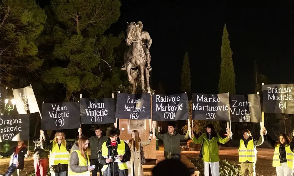 A montenegrói egyetemisták a szombat esti tüntetésen a cetinjei áldozatok neveivel