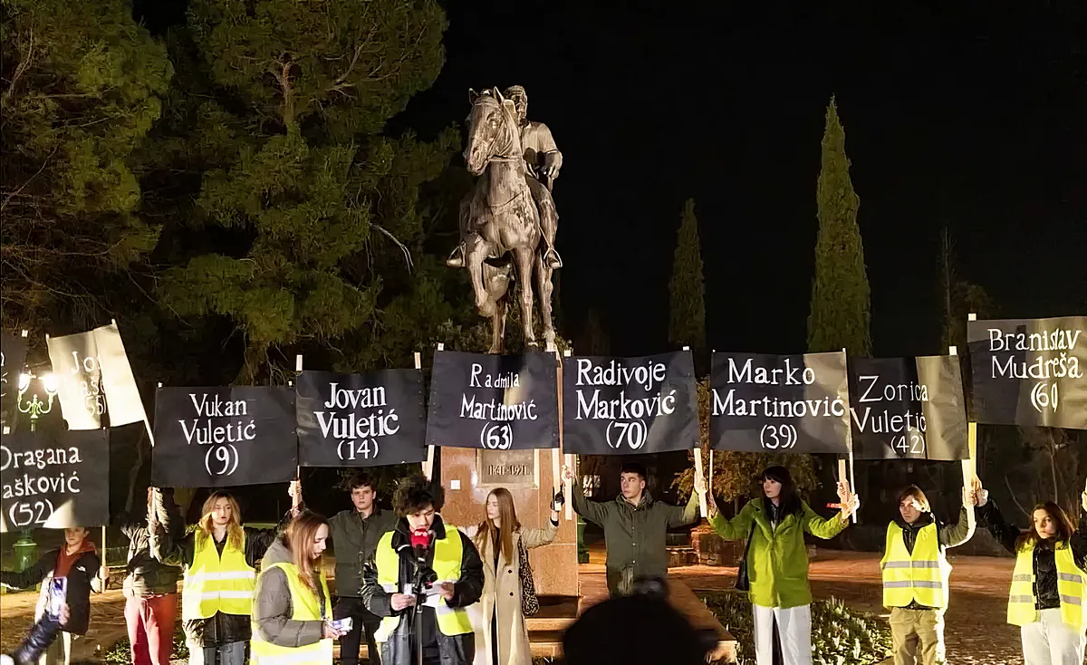 A montenegrói egyetemisták a szombat esti tüntetésen a cetinjei áldozatok neveivel