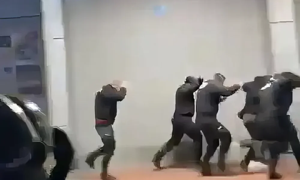 A kraljevói polgármester kimenekítése, nem ez volt az első alkalom, amikor tojással dobálták meg. A békés szabadkai polgárok egyelőre nem alkalmazzák ezt a módszert a hasonló allűröket mutató polgármesterükkel szemben