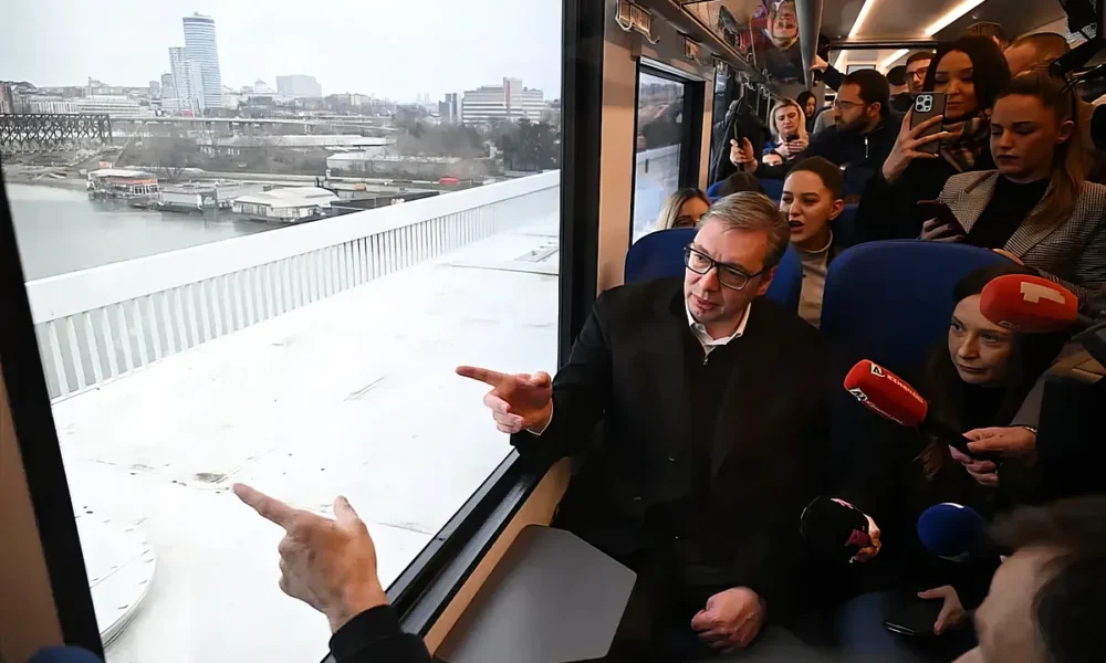 A szerb elnök vonattal ment Szávaszentdemterre, ahol a nagygyűlést tartották, és elfogadták a Vajdasági Deklarációt