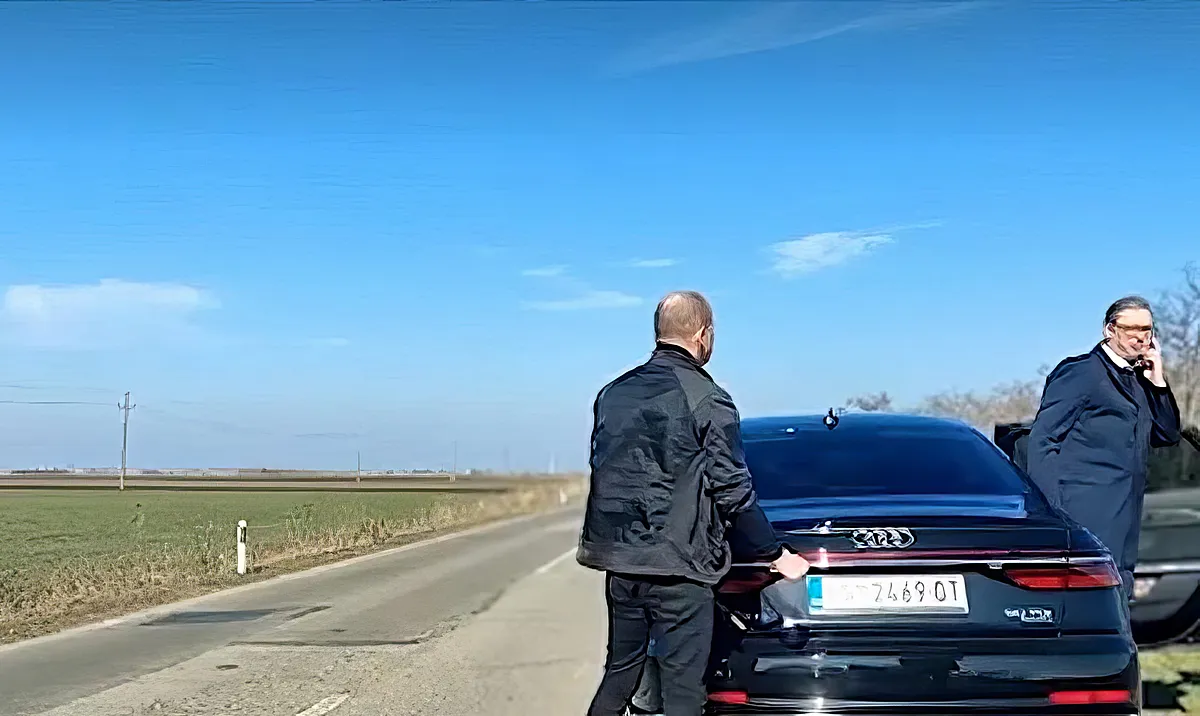 A szerb elnök kiszáll a páncélozott Audiból, amelynek elment az egyik kereke/gumiabroncsa