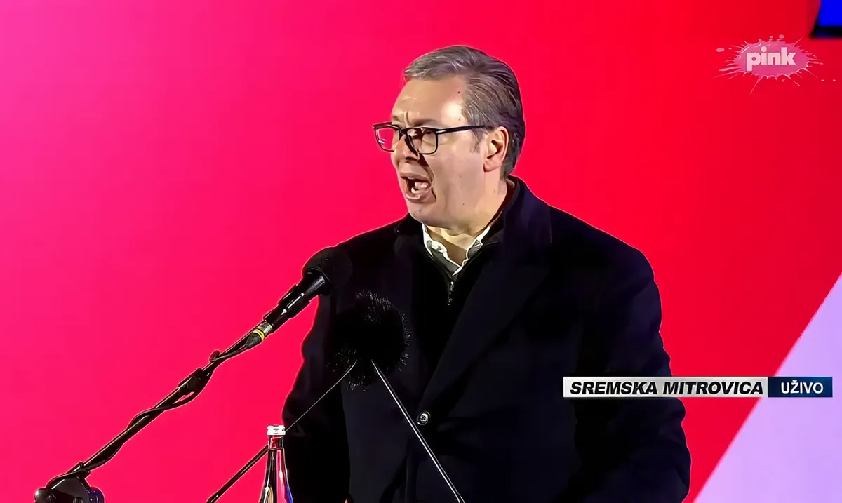 Külföldről importált demonstrálókkal fogadtatta el Vučić a Vajdasági Deklarációt 4 A szerb elnöknek sírhatnékja van a dühtől, amiatt hogy a "színes forradalom", vagyis a diáktüntetések szervezői mit tettek Szerbiával. Nincsenek befektetések, semmi sincs, pedig ők voltak a "befektetések bajnokai"
