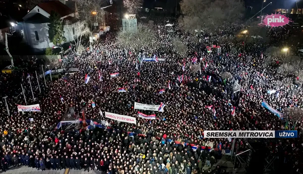 Külföldről importált demonstrálókkal fogadtatta el Vučić a Vajdasági Deklarációt 5 Jó tízezres tömeg hallgatta végig a szerb elnököt, jelentős részük a boszniai szerb entitásból érkezett