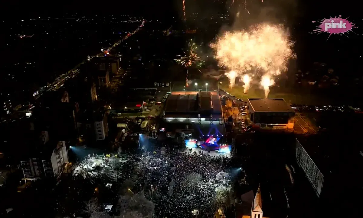 Külföldről importált demonstrálókkal fogadtatta el Vučić a Vajdasági Deklarációt 6 A Vajdasági Deklaráció elfogadását követő tűzijáték legalább tizenöt percig tartott