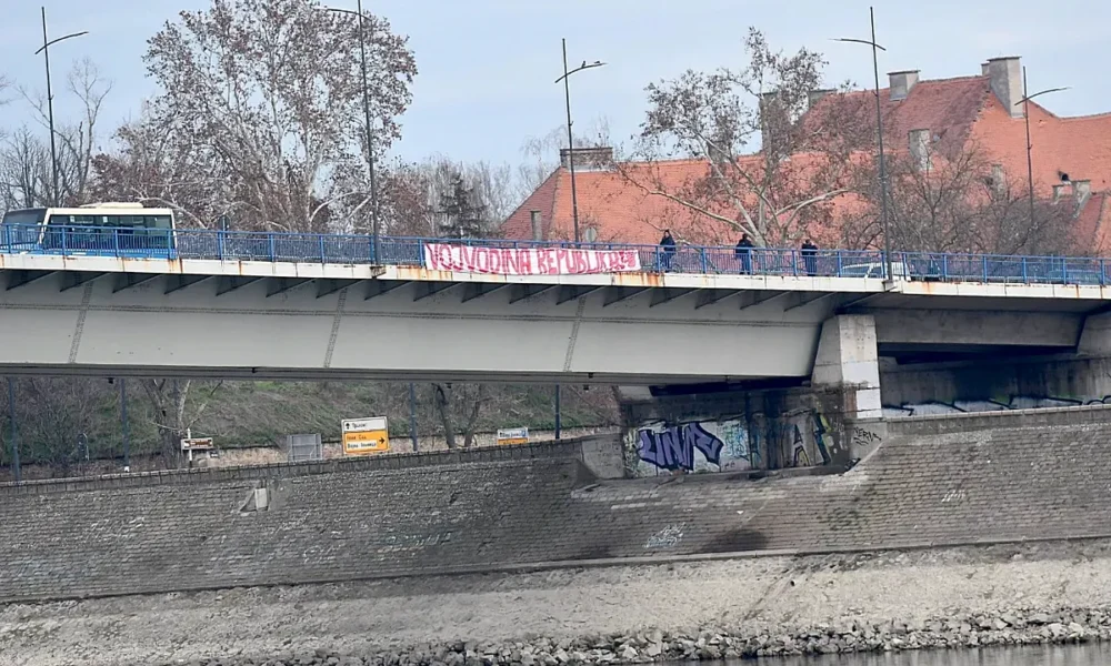 Vannak piszkos módszereik! Mindannyian tudjuk, hogy a vajdasági szeparatizmus témája egy újabb sikertelen kísérlet az olcsó diáklakásoktól kezdődően a tárgyalások felkínálásig. Akárcsak ez a transzparens - VAJDASÁG KÖZTÁRSASÁG - amelyet ők maguk, a Szerb Haladó Párt aktivistái függesztettek ki a közelmúltban az újvidéki razziára való megemlékezés alkalmával (Forrás: X platform)