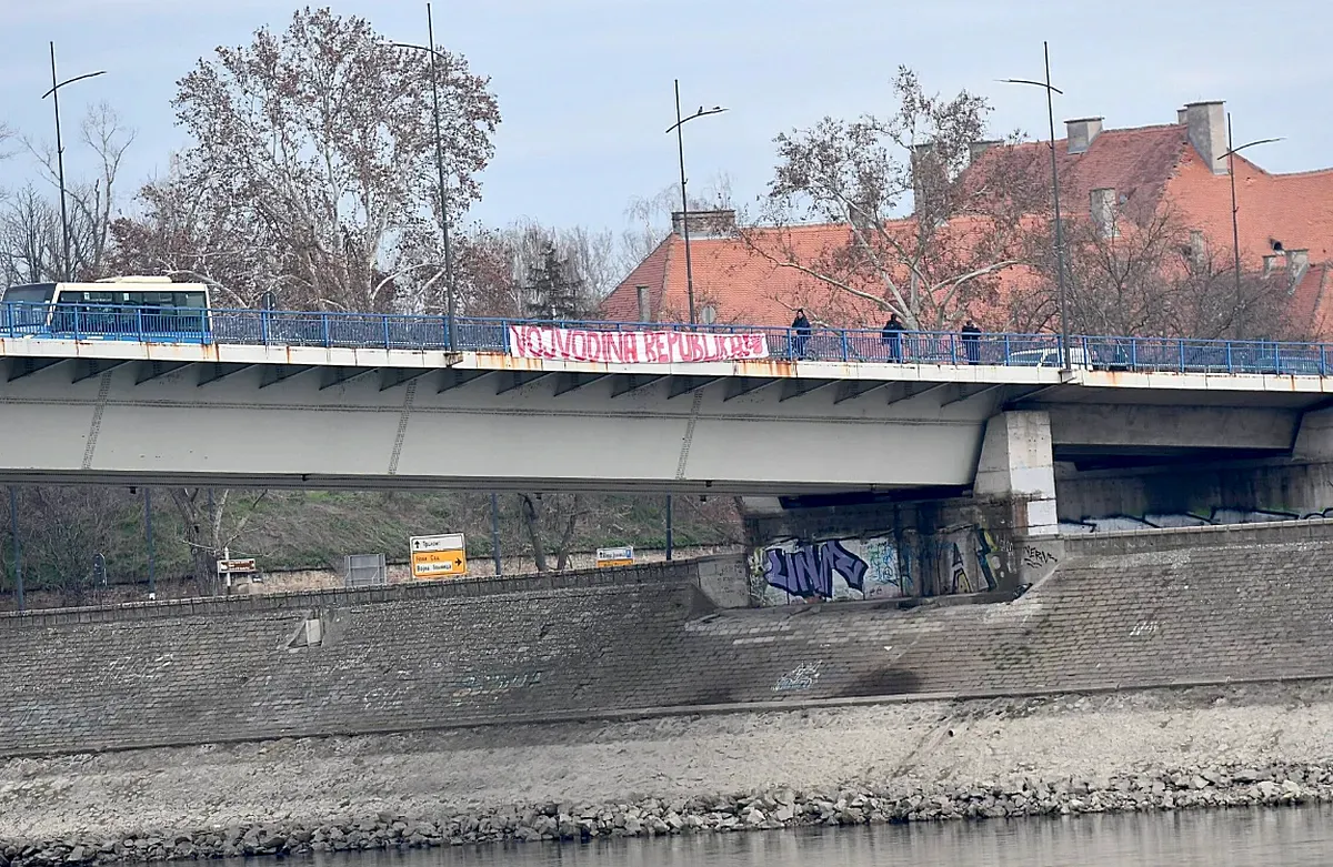 Vannak piszkos módszereik! Mindannyian tudjuk, hogy a vajdasági szeparatizmus témája egy újabb sikertelen kísérlet az olcsó diáklakásoktól kezdődően a tárgyalások felkínálásig. Akárcsak ez a transzparens - VAJDASÁG KÖZTÁRSASÁG - amelyet ők maguk, a Szerb Haladó Párt aktivistái függesztettek ki a közelmúltban az újvidéki razziára való megemlékezés alkalmával (Forrás: X platform)