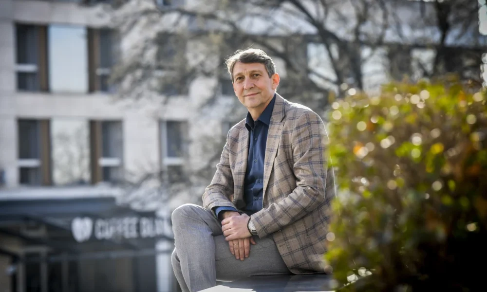 Vladan Kuzmanović, a belgrádi Építőmérnöki Kar volt dékánja szerint nem egyszer politikai érdekből nyomás nehezedik a kivitelezőkre, hogy egy létesítményt egy fontos esemény vagy netalán nem sokkal a választások előtt fejezzenek be