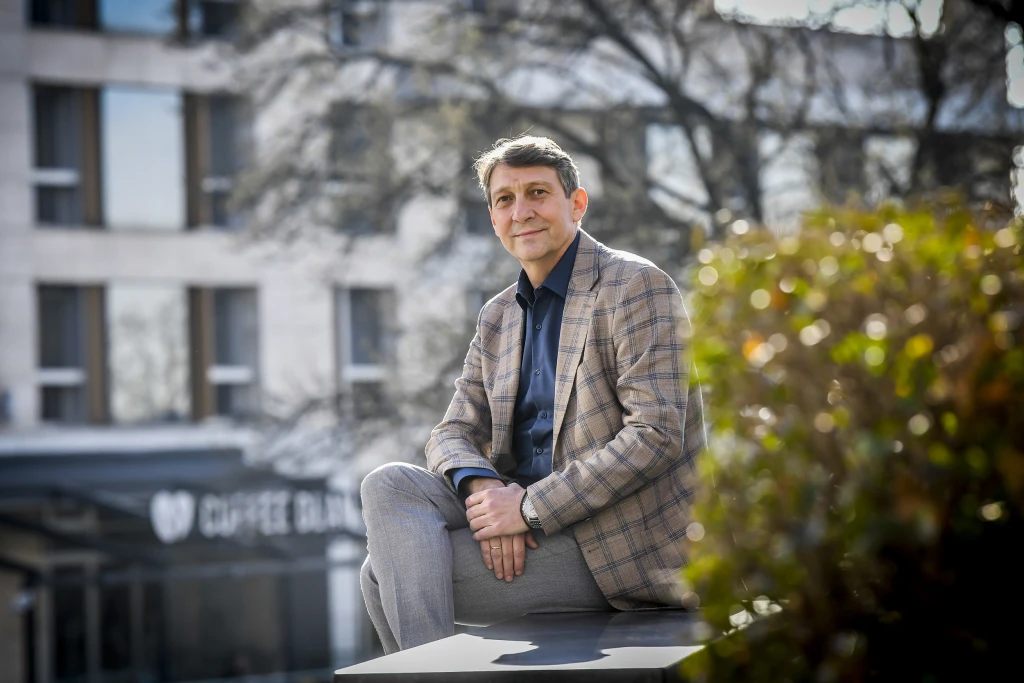 Vladan Kuzmanović, a belgrádi Építőmérnöki Kar volt dékánja szerint nem egyszer politikai érdekből nyomás nehezedik a kivitelezőkre, hogy egy létesítményt egy fontos esemény vagy netalán nem sokkal a választások előtt fejezzenek be