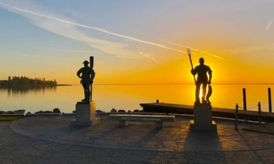 Hej, halászok, révészek - halász és révész szobor a balatonfüredi napkeltében