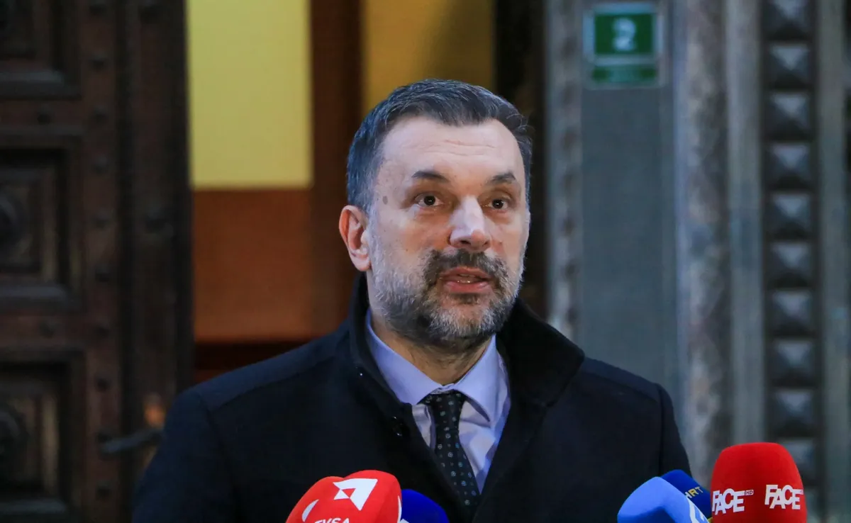 Megtagadták egy magyar katonai gép leszállását Boszniában 2 A bosznia-hercegovinai külügyminiszter ezzel kapcsolatban úgy nyilatkozott, hogy a magyar rendőrök érkezése „összhangban van a boszniai eljárásokkal és a nemzetközi megállapodásokkal"
